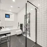 Spacious Stylish In Centre Apartment *