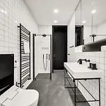 Spacious Stylish In Centre Apartment *