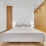 Spacious Stylish In Centre Apartment *