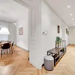 Spacious Stylish In Centre Pressburg