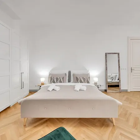 Spacious Stylish In Centre Apartmán *