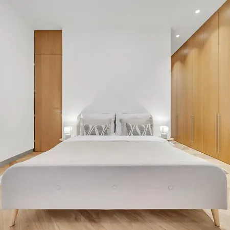 Spacious Stylish In Centre Apartament *