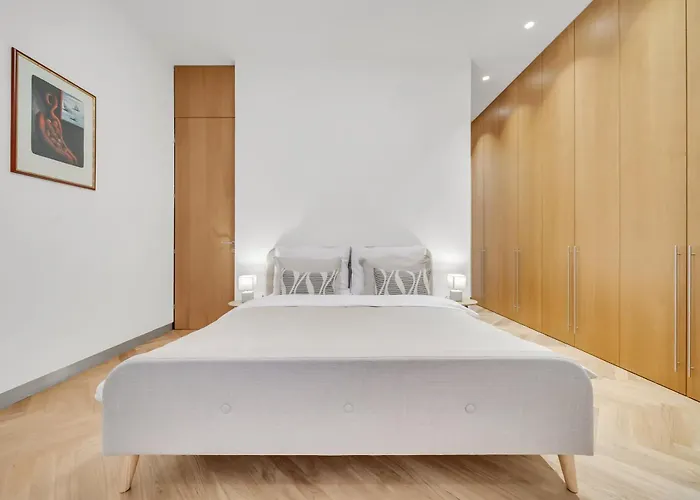 Spacious Stylish In Centre דירה *