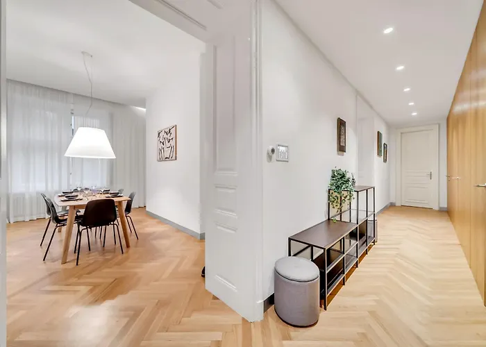 Spacious Stylish In Centre Братислава