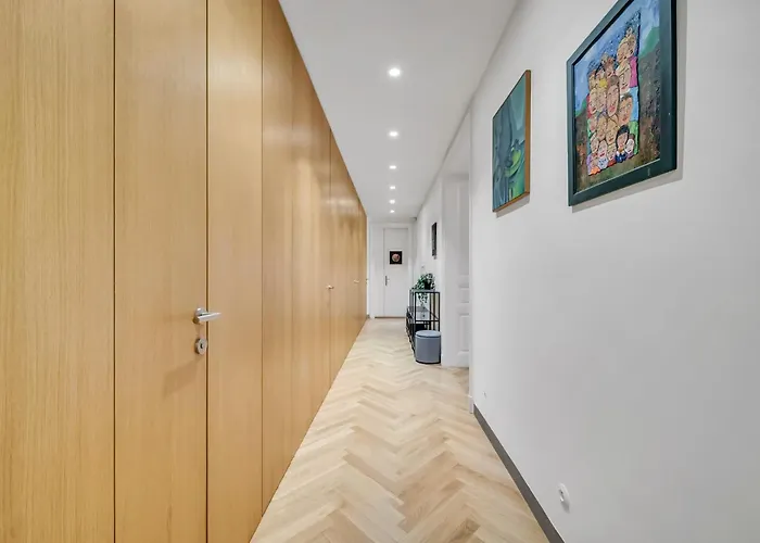 Апартаменти Spacious Stylish In Centre *