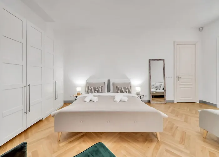 Spacious Stylish In Centre 아파트 *